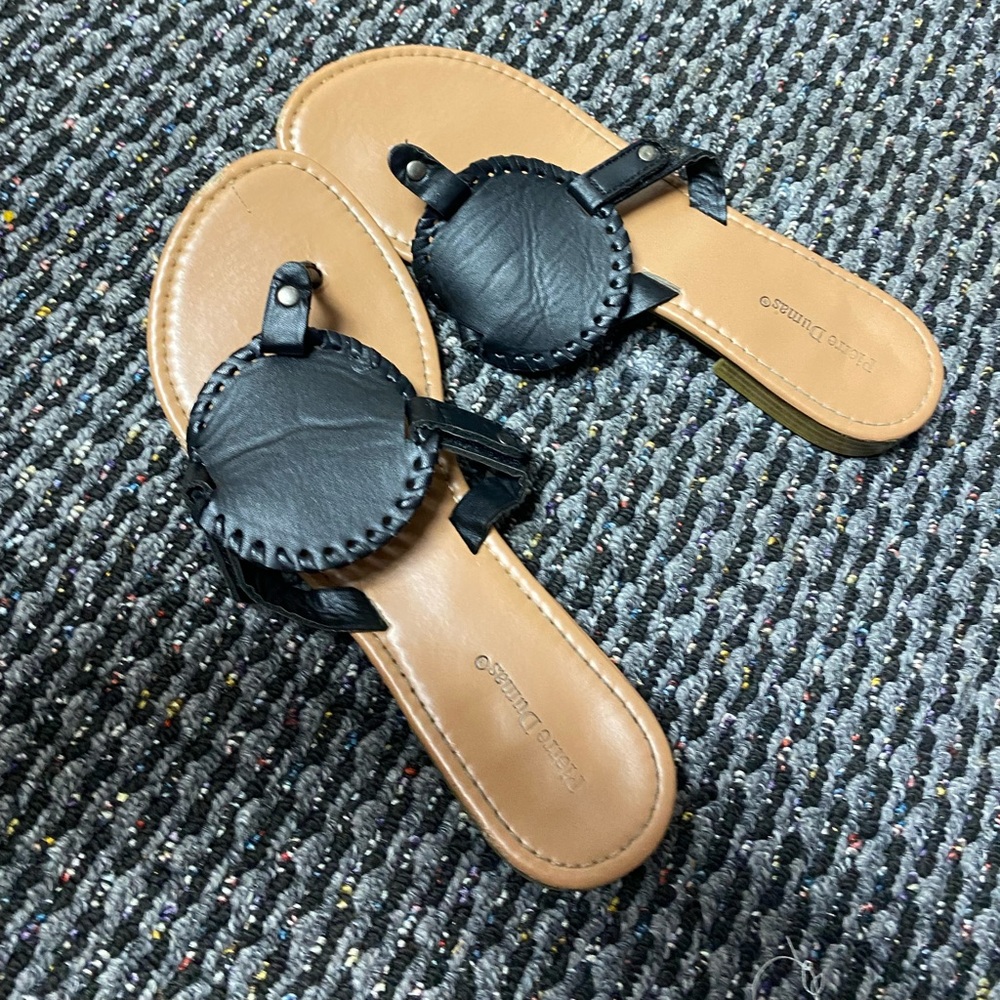 Pierre Dumas Sandles. Slight heal. Size 8 1-2. Circle design in middle.